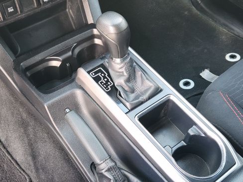 Used 2018 Toyota Tacoma SR5 RWD image 21