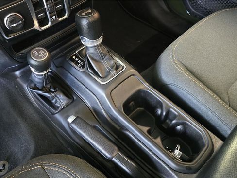 Used 2024 Jeep Wrangler Unlimited AWD/4WD image 35