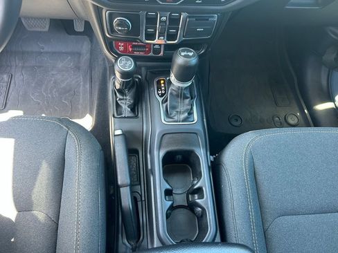 Used 2024 Jeep Wrangler Unlimited AWD/4WD image 19