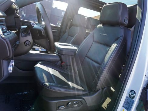 Used 2023 GMC Yukon XL Denali image 6