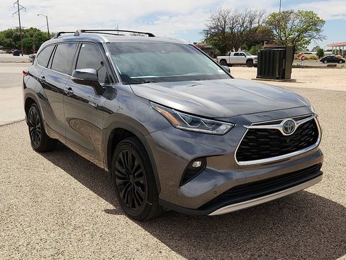 Used 2021 Toyota Highlander Platinum image 4