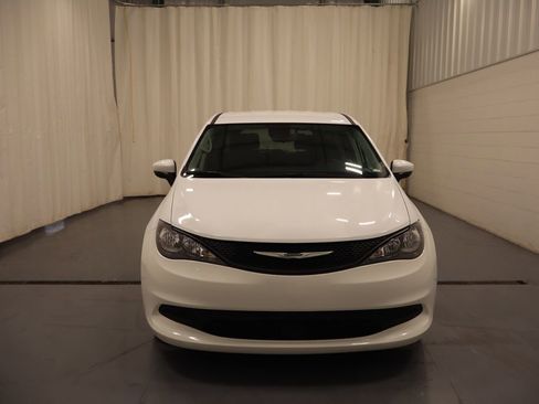 Certified 2023 Chrysler Voyager LX FWD image 3