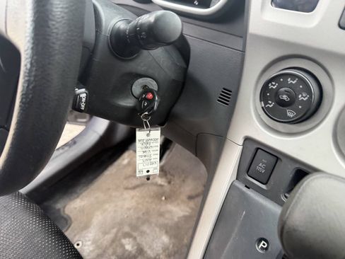 Used 2009 Pontiac Vibe w/ Preferred Package FWD image 9