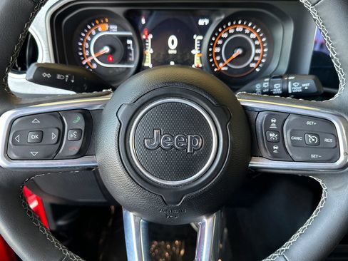 Used 2025 Jeep Wrangler Unlimited Sahara AWD/4WD image 23