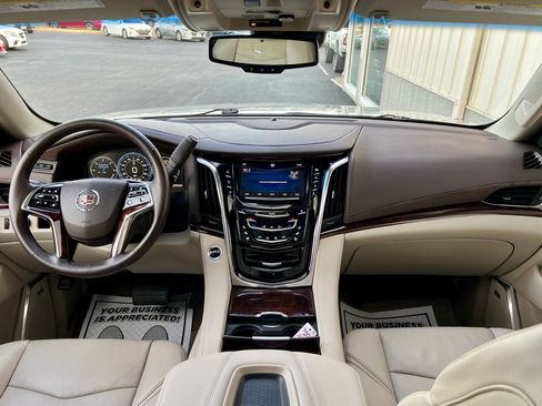 Used 2015 Cadillac Escalade Luxury image 18
