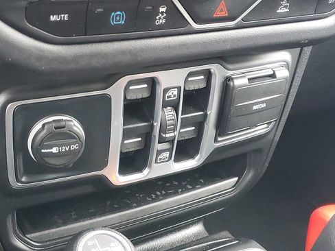 Used 2025 Jeep Wrangler Unlimited Sahara AWD/4WD image 32