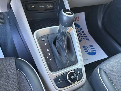 Used 2022 Hyundai Venue Limited image 24