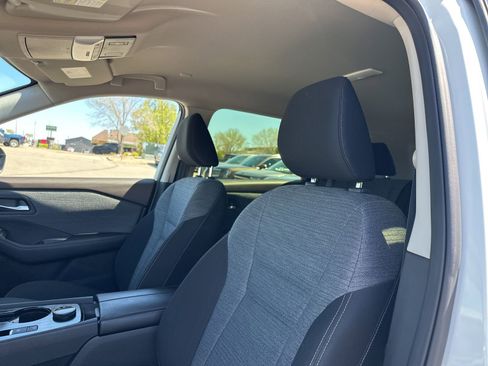 Used 2023 Nissan Rogue SV AWD/4WD image 10