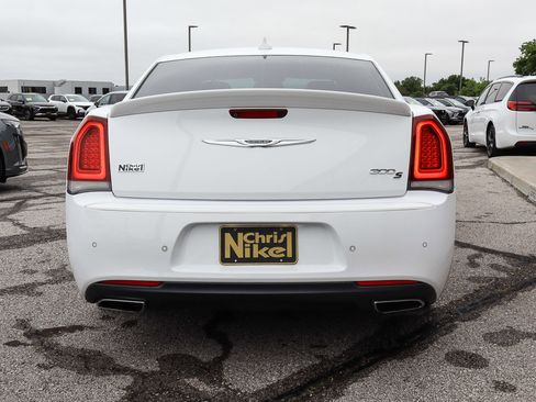 Used 2018 Chrysler 300 S w/ 300S Premium Group RWD image 5