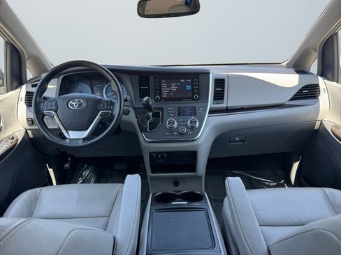 Used 2018 Toyota Sienna XLE w/ XLE Navigation Package AWD/4WD image 10