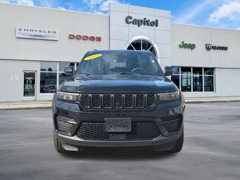 Used 2023 Jeep Grand Cherokee Altitude AWD/4WD image 7