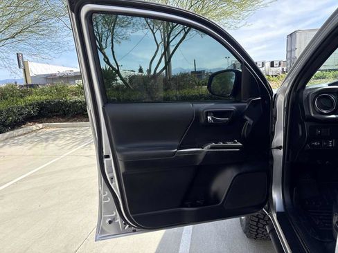 Used 2020 Toyota Tacoma TRD Off-Road w/ Technology Package image 17