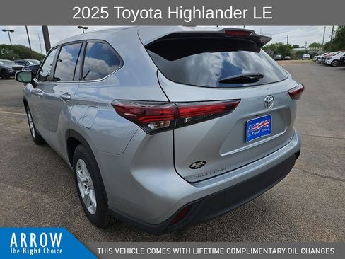 Used 2025 Toyota Highlander LE FWD image 9