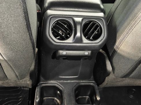 Used 2021 Jeep Gladiator Sport image 29