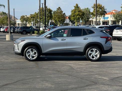 Used 2025 Chevrolet Trax LS w/ LS Convenience Package FWD image 9