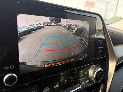 Used 2023 Toyota Highlander XLE AWD/4WD image 16