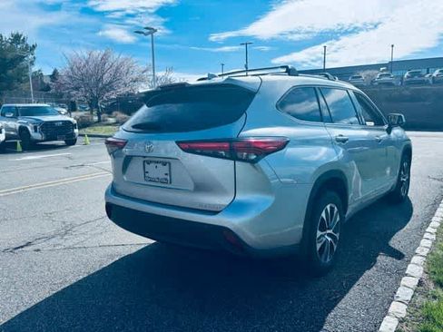 Used 2022 Toyota Highlander XLE image 4