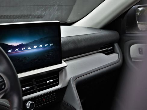 Used 2025 Ford Explorer Active w/ Active Comfort Package image 11