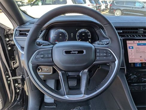 New 2025 Jeep Grand Cherokee Limited w/ Black Appearance Package image 17