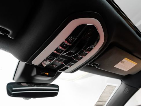Used 2023 Porsche Macan AWD/4WD image 33