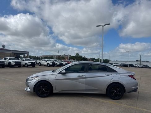 Used 2021 Hyundai Elantra SEL w/ Convenience Package FWD image 12