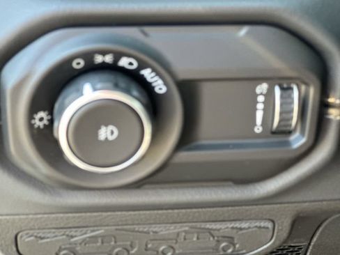 Used 2025 Jeep Wrangler Unlimited Sahara AWD/4WD image 24