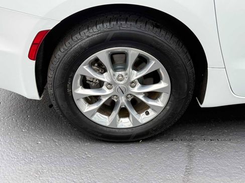Used 2023 Chrysler Pacifica Touring-L AWD/4WD image 8