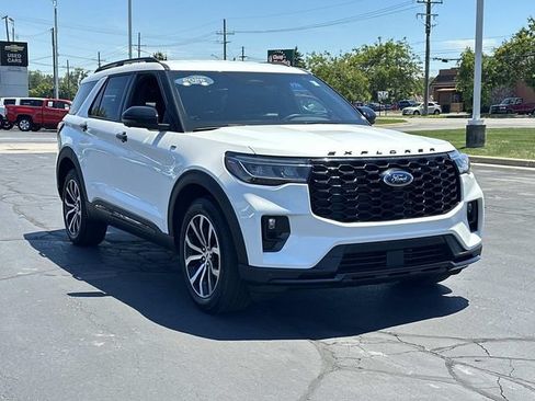Used 2025 Ford Explorer ST-Line AWD/4WD image 2