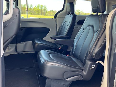 Used 2024 Chrysler Pacifica Touring-L FWD image 30