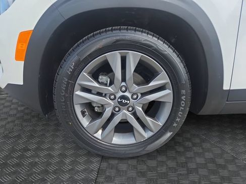 Used 2023 Kia Seltos S FWD image 32