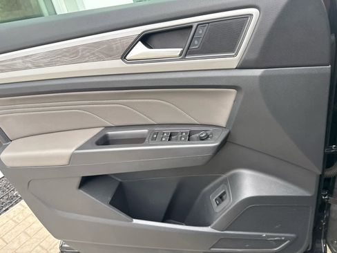 Used 2023 Volkswagen Atlas Cross Sport SE w/ Panoramic Sunroof Package FWD image 18