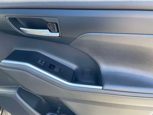 Used 2021 Toyota Highlander XLE FWD image 9