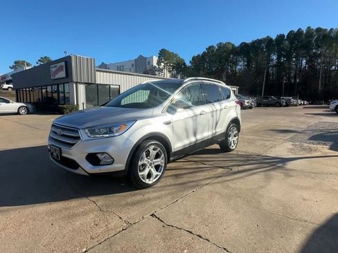 Used 2019 Ford Escape Titanium image 2