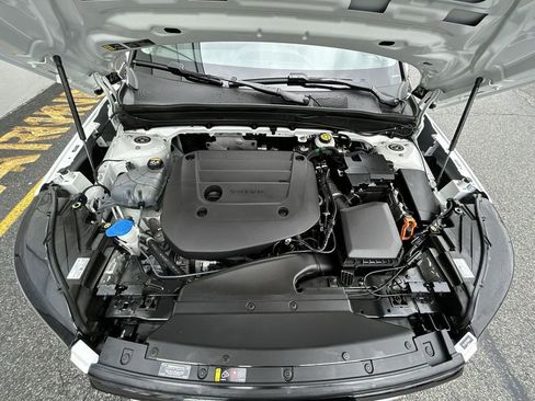 Certified 2023 Volvo XC40 B5 Plus AWD/4WD image 14