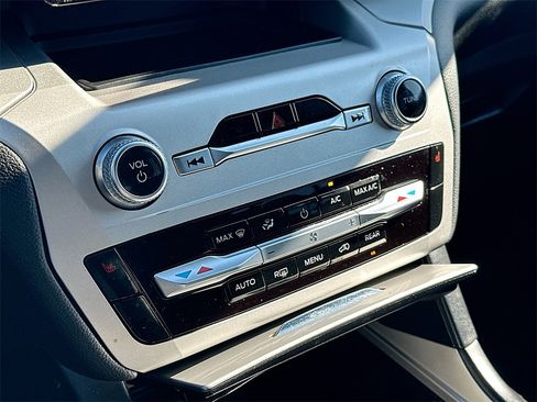 Used 2022 Ford Explorer XLT image 14