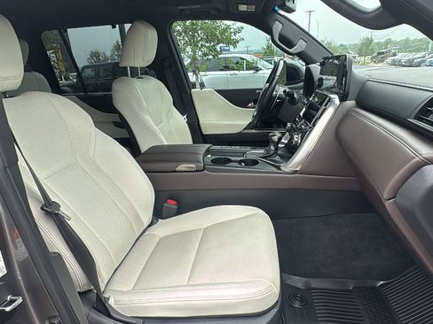 Used 2024 Lexus LX 600 4WD w/ Luxury Package image 31