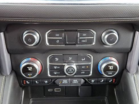 Used 2024 GMC Yukon SLT AWD/4WD image 17