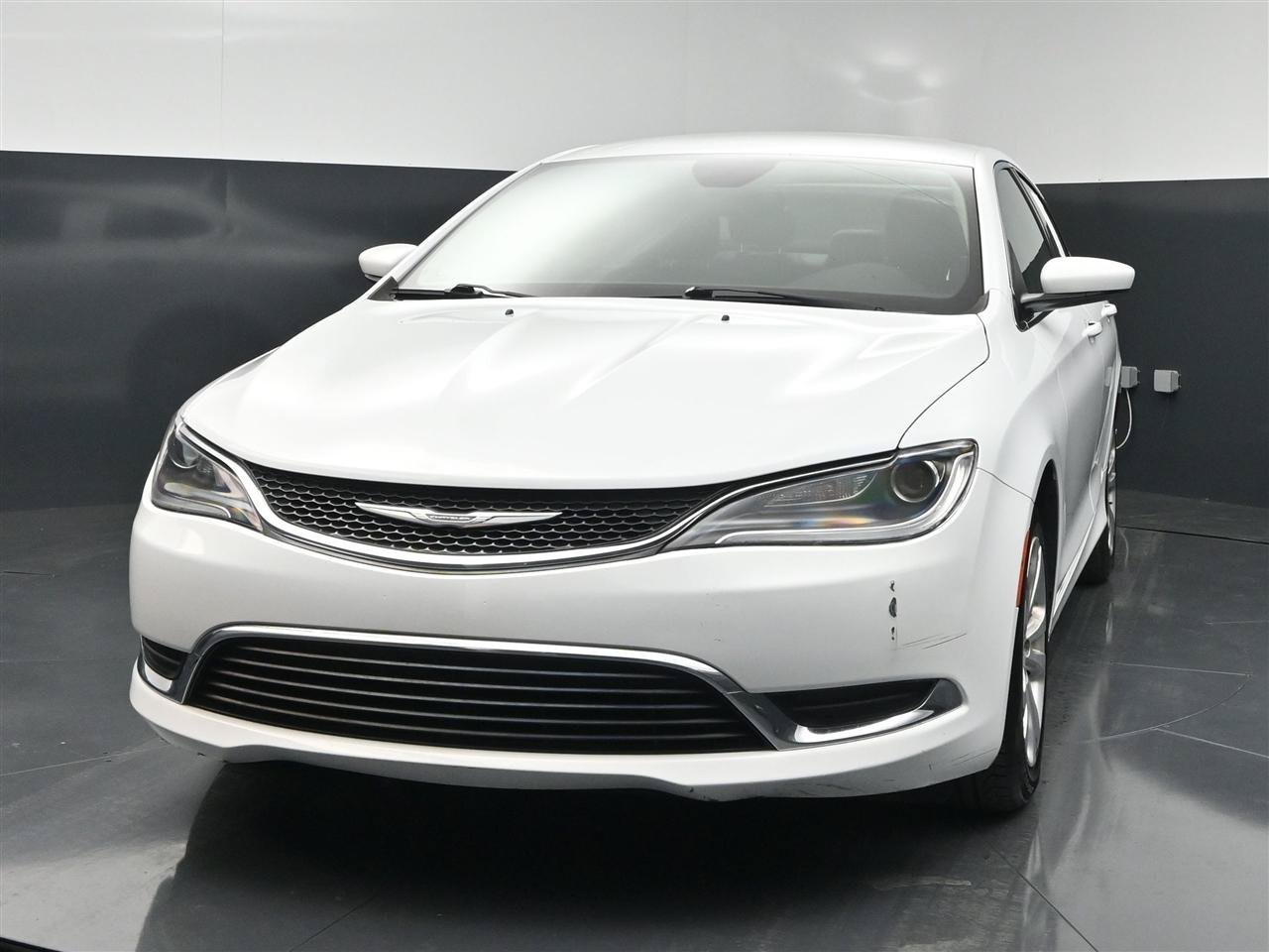 Used 2017 Chrysler 200 Limited Platinum w/ Comfort & Convenience Group FWD image 2