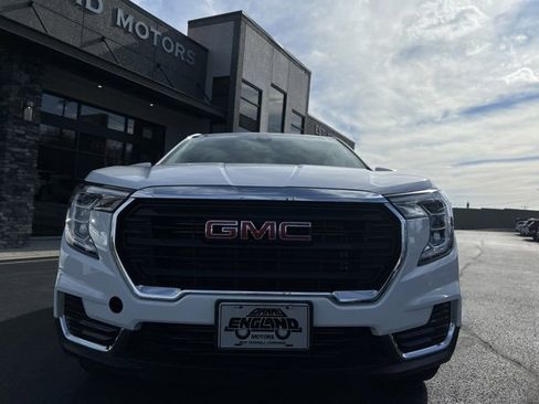 Used 2024 GMC Terrain SLE image 2