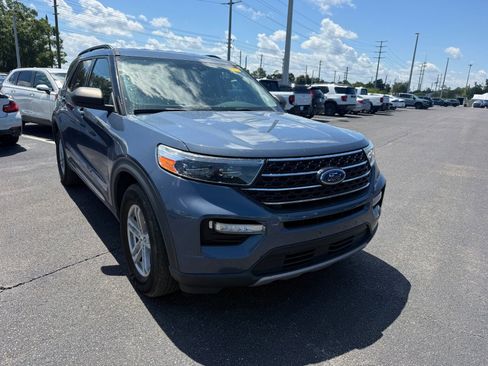 Used 2021 Ford Explorer XLT w/ Equipment Group 202A AWD/4WD image 2