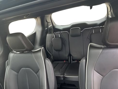 Used 2023 Chrysler Pacifica Limited w/ Uconnect Theater Family Group FWD image 22
