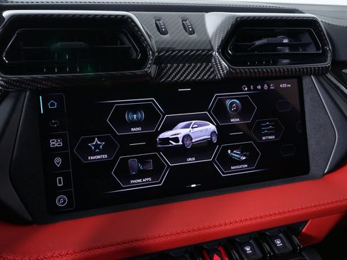 Used 2025 Lamborghini Urus SE AWD/4WD image 27