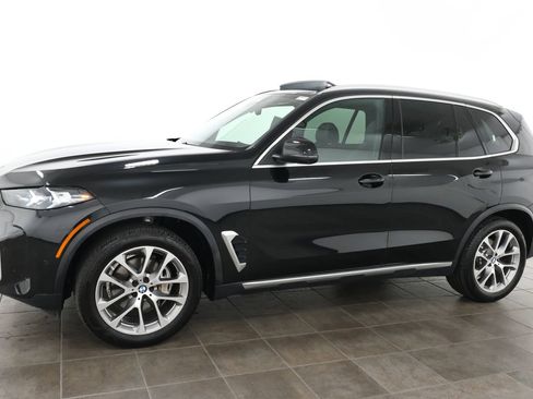 Used 2024 BMW X5 xDrive40i w/ Parking Assistance Package AWD/4WD image 2