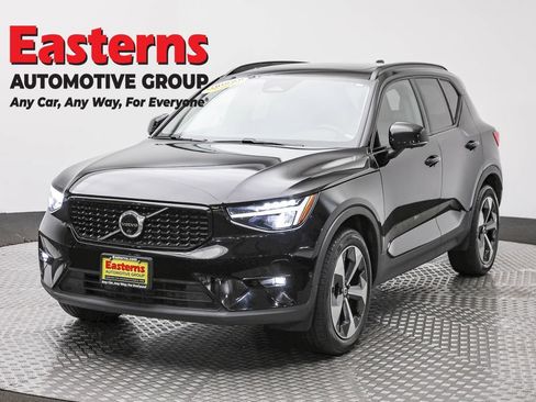 Used 2023 Volvo XC40 B4 Ultimate FWD image 1