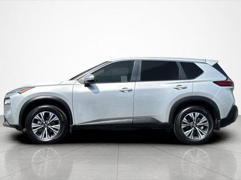 Used 2023 Nissan Rogue SV image 2