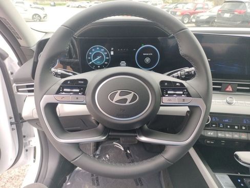 Used 2025 Hyundai Elantra Limited FWD image 13