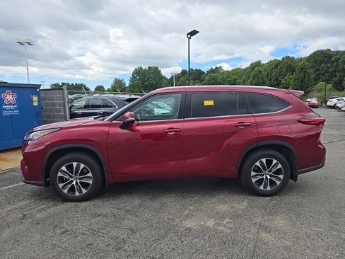 Used 2020 Toyota Highlander XLE AWD/4WD image 4