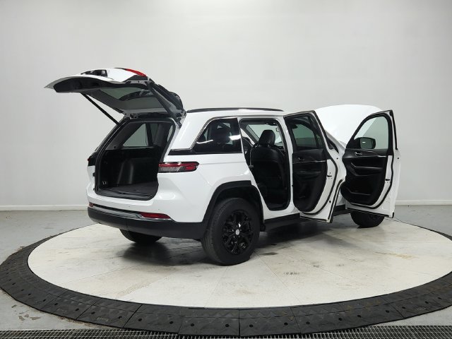Used 2023 Jeep Grand Cherokee Limited AWD/4WD image 16