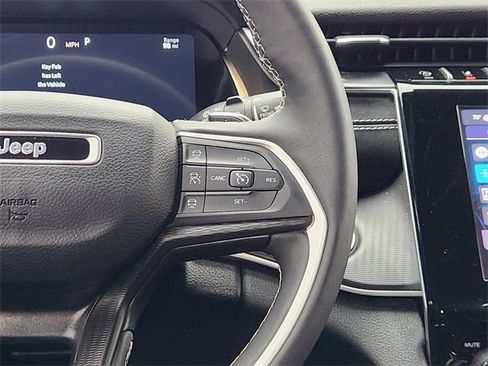 Used 2024 Jeep Grand Cherokee Altitude image 29