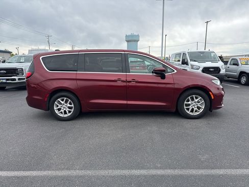Used 2023 Chrysler Pacifica Touring-L FWD image 4